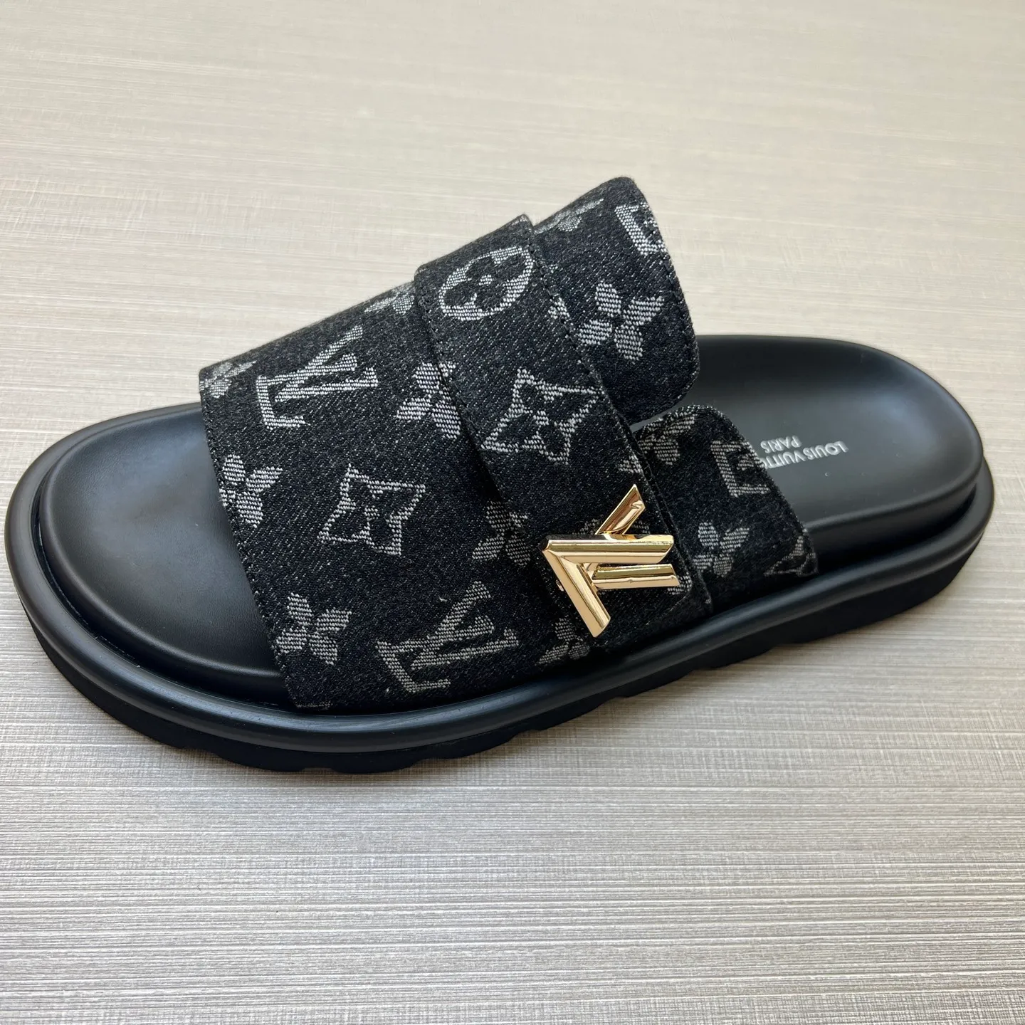Factory price: 360💰【LOUIS VUITTON】Louis Vuitton, LV printing, men's and women's slippers are on the market, drawer box packaging with cloth bag, card, the upper pattern looks very soft and waxy, super versatile leg slimming artifact. Fabric: imported denim/canvas/old fabric, LV hardware LOGO, official website pattern printing, comfortable to wear, foot pads: high elastic men's shoes💰U water table. Sole: foam sole, heel height: about 5cm. Code number: 35-46, 35, 45, 46 are custom-made and non-returnable. Color: multiple colors and styles available.